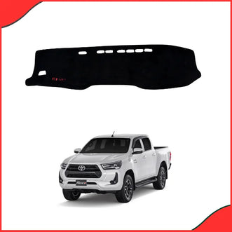 Installed dashboard cover in the Toyota Hilux Revo/Rocco cabin, demonstrating thermal and UV ray protection against harsh sunlight.